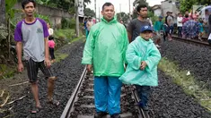 Warga melihat proses evakuasi KRL yang anjlok di kawasan Kebon Pedes, Bogor, Jawa Barat, Minggu (10/3). Kepala Daop I Jakarta Dadan Risdiansyah memastikan penanganan KRL yang anjlok selesai hari ini. (Liputan6.com/Immanuel Antonius)