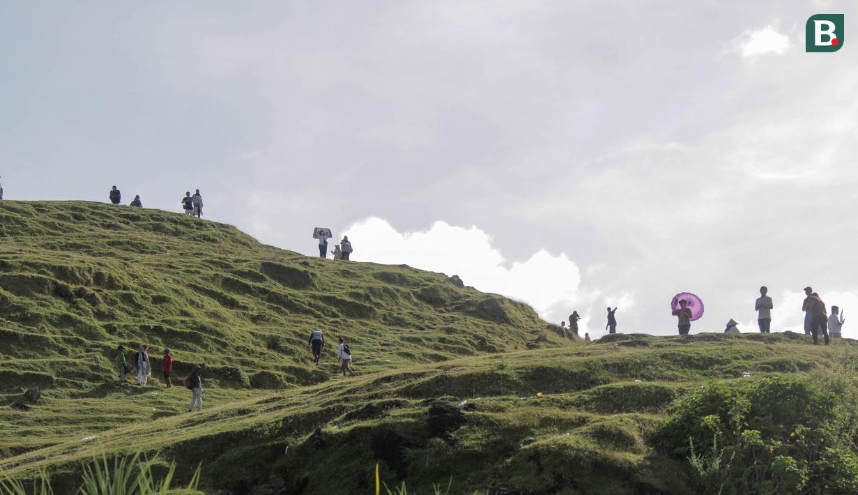 Diketahui masyarakat, terus mengincar ketiga bukit sebagai tempat menonton balapan MotoGP. (Bola.com/Yusuf Satria)