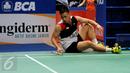 Ganda campuran Indonesia, Riky Widianto terjatuh saat laga melawan pemain Tiongkok Zhang Nan/Zhao Yunei di 16 besar BCA Indonesia Open 2016, Jakarta, Kamis (2/6/2016). Riky/Richi kalah 21-18, 16-21, 13-21. (Liputan6.com/Helmi Fithriansyah)