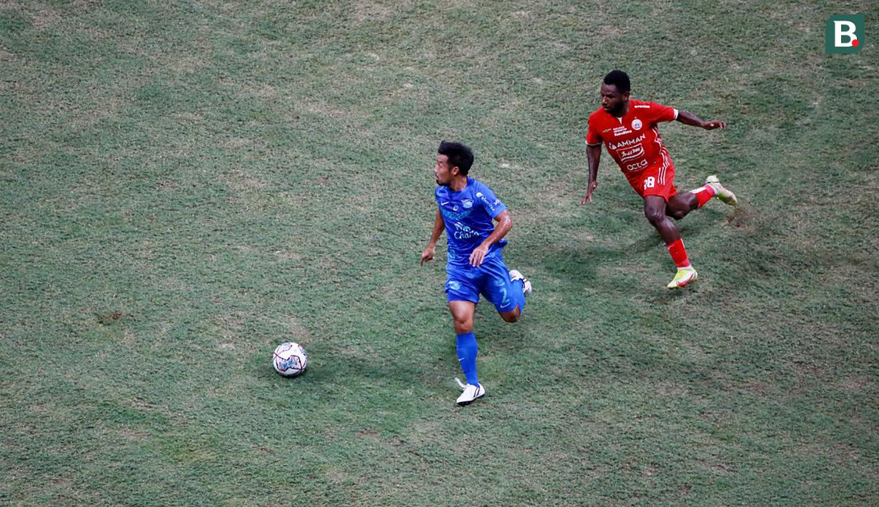 <p>Pemain Persija Jakarta, Ricky Cawor (kanan) membayangi pergerakan pemain Chonburi FC, Noppanon Kachaplayuk saat laga persahabatan antara Persija Jakarta menghadapi Chonburi FC dalam rangka Grand Launching Jakarta International Stadium (JIS), Minggu (24/7/2022). (Bola.com/M Iqbal Ichsan)</p>