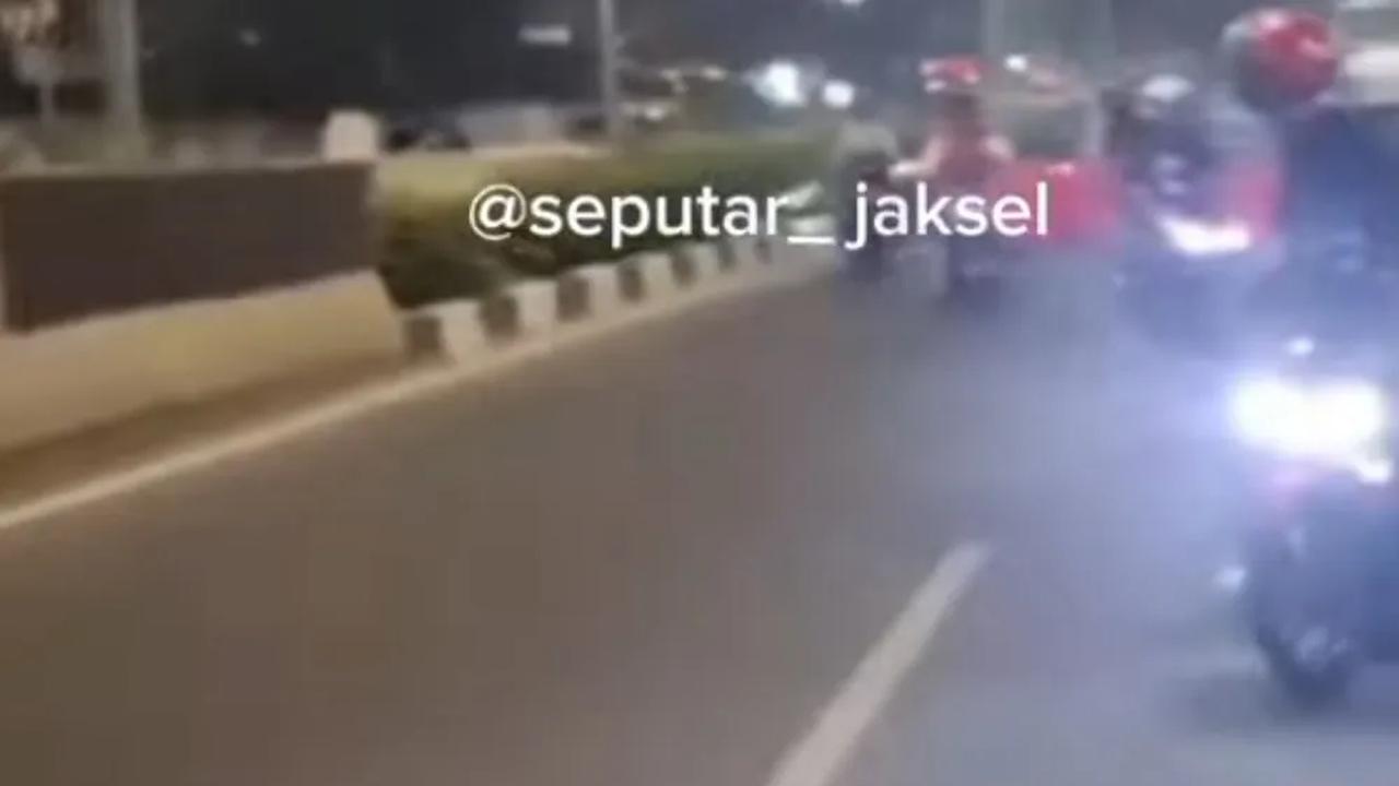 Hingga saat ini belum ada informasi lebih lanjut mengenai waktu aksi para pemotor tersebut. Namun, berdasarkan konfirmasi warga hal tersebut kerap terjadi.