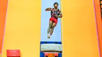 Pesenam putra Indonesia, Abiyu Raffi beraksi pada nomor meja lompat dalam Kejuaraan Dunia Gimnastik 2025 di Indonesia Arena, Senayan, Jakarta, Senin (20/10/2025). (Bola.com/Bagaskara Lazuardi)