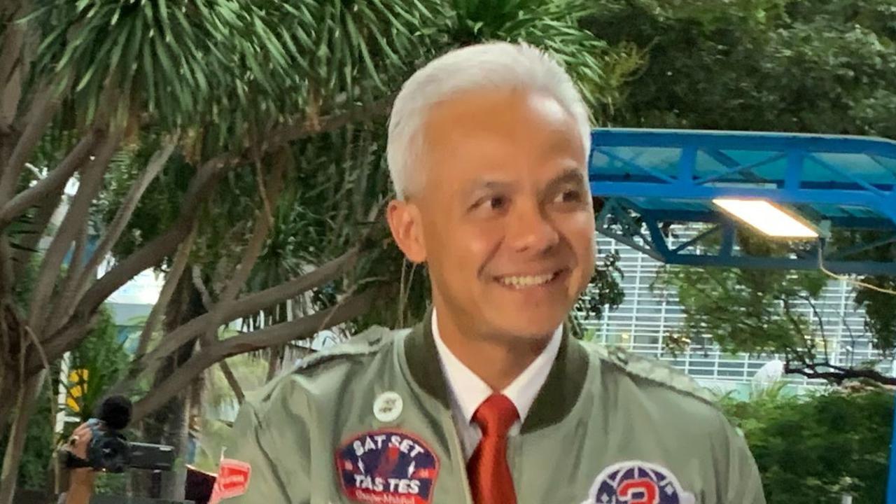 Jelang Debat Capres, Ganjar Pakai Jaket Top Gun, Anies Pamit ke Tetangga