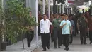 Presiden Joko Widodo bersama Gibran Rakabuming Raka memantau persiapan simulasi kirab kereta pembawa mempelai pengantin di Solo, Senin (6/11). Jokowi dan Gibran meninjau langsung kirab yang akan membawa Kahiyang-Bobby . (Liputan6.com/Angga Yuniar)