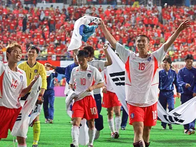 Meski wakil Asia di putaran final Piala Dunia lebih banyak gugur di fase grup, namun terdapat 5 wakil Asia yang mampu melewati fase grup untuk melangkah lebih jauh di pesta 4 tahunan sepak bola sejagat tersebut. Korea Selatan tercatat sebagai wakil Asia dengan torehan prestasi terbaik di Piala Dunia saat menjadi tuan rumah bareng Jepang di edisi 2002 dengan melangkah hingga semifinal. Berikut daftar lengkap 5 negara tersebut. (AFP/Kim Jae-hwan)