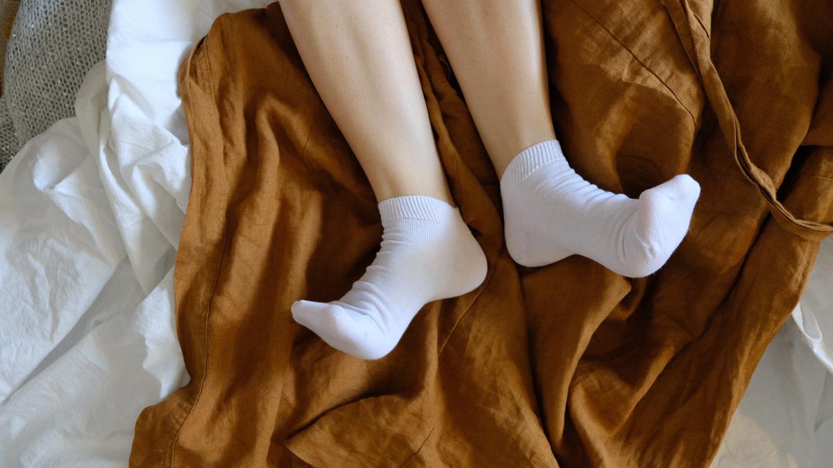 Ketahui Manfaat dan Dampak Buruk Tidur Pakai Kaus Kaki - Citizen6  Liputan6.com