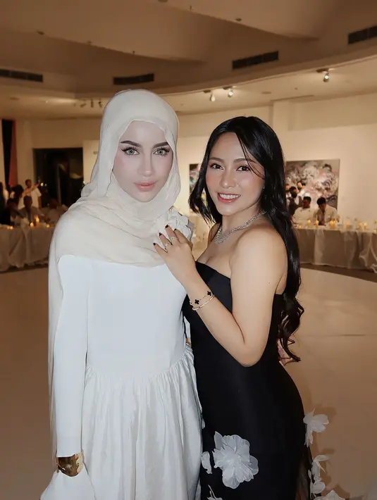 Digelar di sebuah art museum, para tamu yang hadir kompak mengenakan dresscode serba putih.  [@rachelvennya].