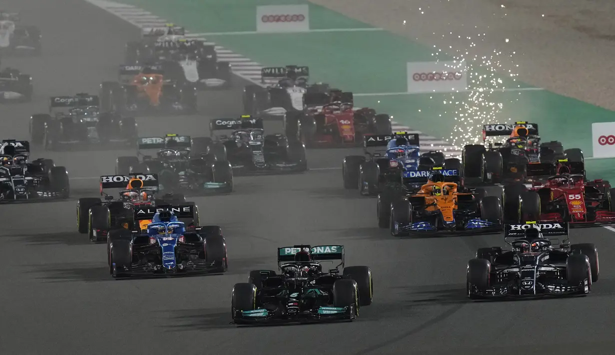 Hamilton tampil dominan sejak sesi kualifikasi. Juara dunia tujuh kali tersebut memulai balapan dari posisi terdepan. (AP/Darko Bandic)