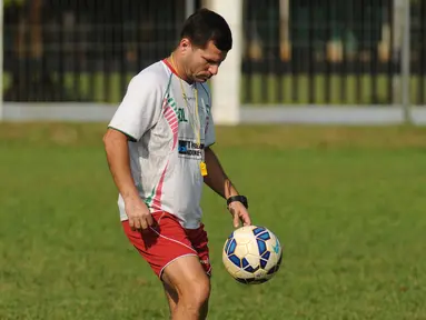 Pelatih Persipura, Oswaldo Lessa terlihat asyik memainkan bola di sela-sela latihan di Lapangan C Senayan, Jakarta, (5/5/2015). Latihan tersebut merupakan persiapan jelang AFC 2015 di Bengaluru, India, 12 Mei mendatang. (Liputan6.com/Helmi Fithriansyah)