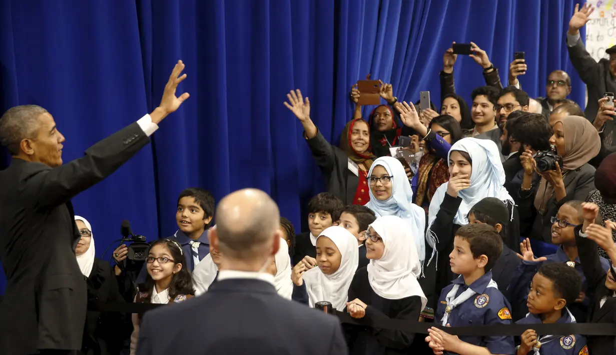 Presiden AS, Barack Obama melambaikan tangan ke sejumlah siswa usai memberikan sambutan saat kunjungannya ke masjid Islamic Society of Baltimore, Catonsville, Maryland, Rabu (3/2/2016). (REUTERS/Jonathan Ernst)