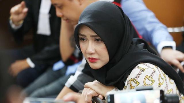 Rey Utami Berhijab di Dalam Tahanan