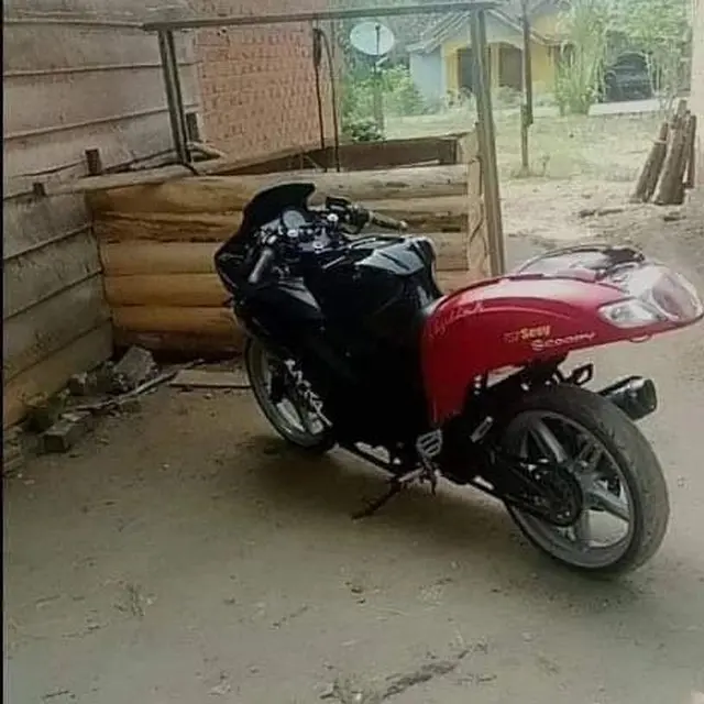 8 Potret Nyeleneh Orang Modifikasi Dua Motor Jadi Satu Ini Unik Banget