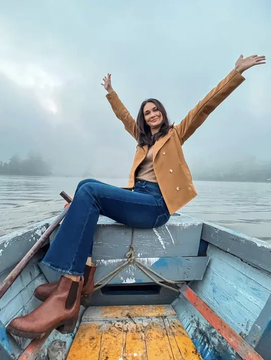 <p>Luna Maya memiliki karier yang semakin gemilang. Ia tampil kian menawan dengan ciri khas gayanya yang effortless, jadikan sosoknya semakin awet muda. [Foto: Instagram/ Luna Maya]</p>