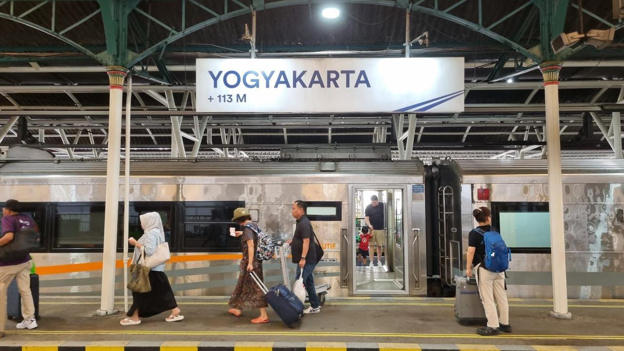 6 Stasiun Kereta Api Pailng Ramai Turis Asing