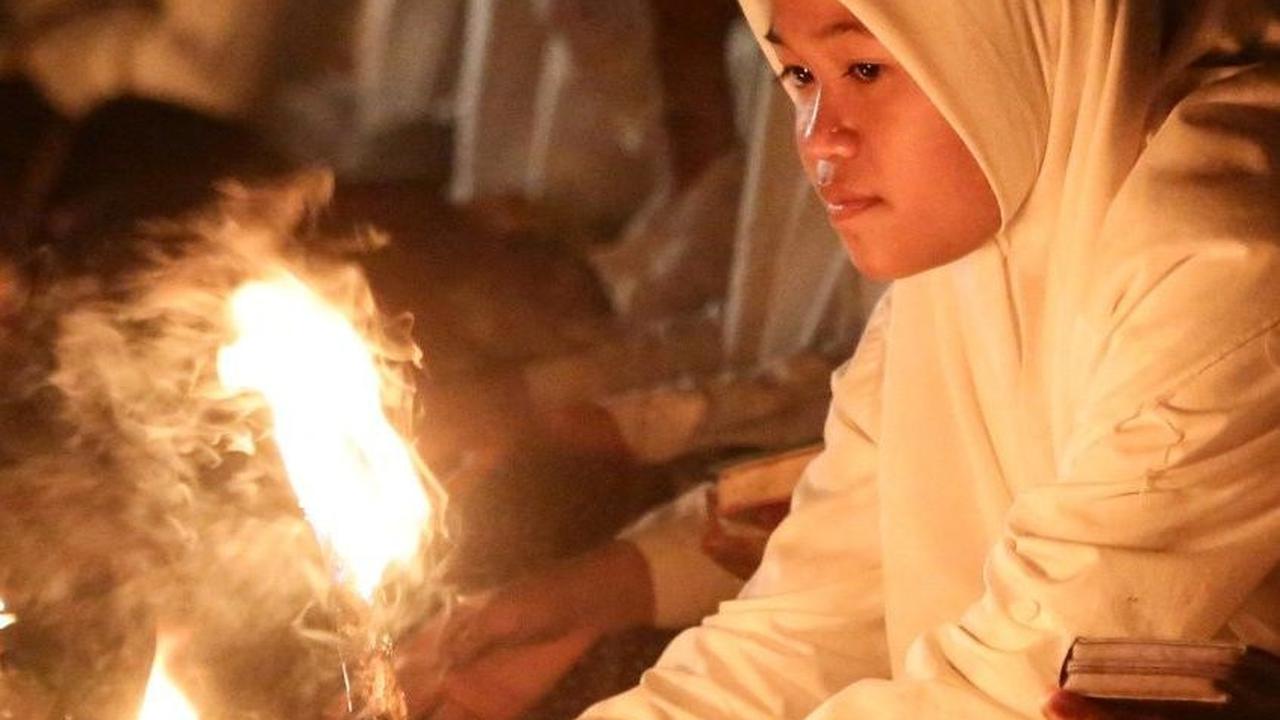 Selain membaca Alquran, umat Muslim juga dapat melakukan ibadah sunah lainnya seperti salat tahajud dan juga berzikir. Foto: DEVI RAHMAN / AFP