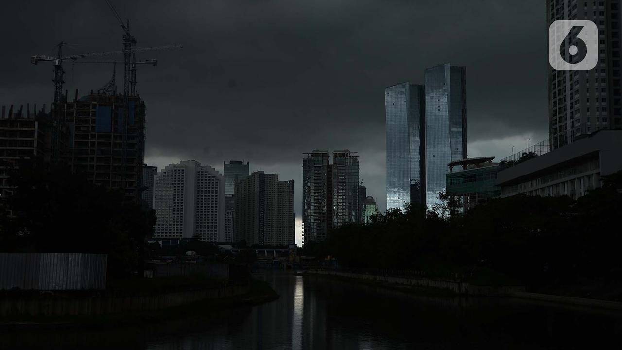 FOTO: BMKG Prediksi Hujan Disertai Petir Guyur Jakarta Siang dan Sore Hari Ini