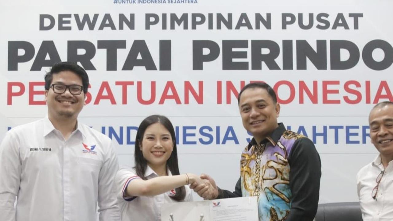 Ketua Harian Nasional DPP Partai Perindo, Angela Tanoesoedibjo menyerahkan surat dukungan ke bakal Calon Wali Kota (Cawalkot) Surabaya, Ery Cahyadi di Kantor DPP Perindo, Menteng, Jakarta Pusat pada Senin (10/6/2024) sore. Foto: Istimewa