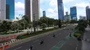 Tiga ruas jalan utama di Jakarta, jalan Jenderal Sudirman dan MH Thamrin serta Gatot Subroto, yang biasanya mengalami kemacetan parah di jam sibuk, pada Jumat (10/4/2026) pagi terpantau ramai lancar. Tampak dalam foto, suasana ruas jalan Jenderal Sudirman, Jakarta, saat pemberlakukan kebijakan Work From Home (WFH) untuk Aparatur Sipil Negara (ASN), Jumat (10/4/2026). (Kapanlagi.com/Budy Santoso)