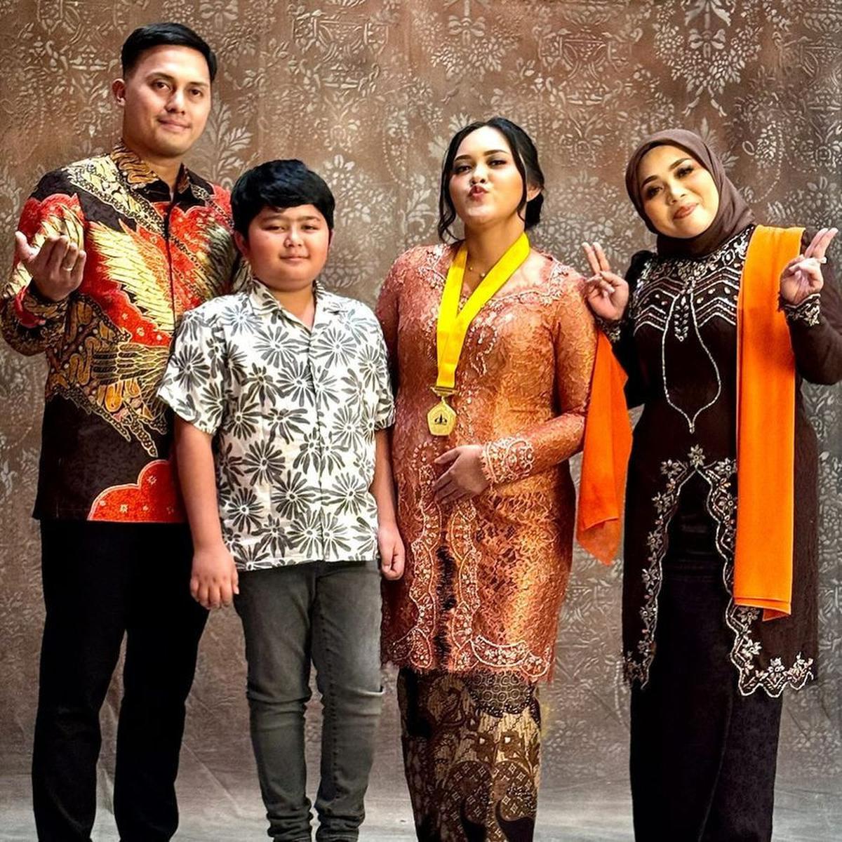 7 Potret Wisuda Anak Muzdalifah, Jadi Sarjana Akuntansi - Dihadiri Fadel Islami & Putra dari Nassar