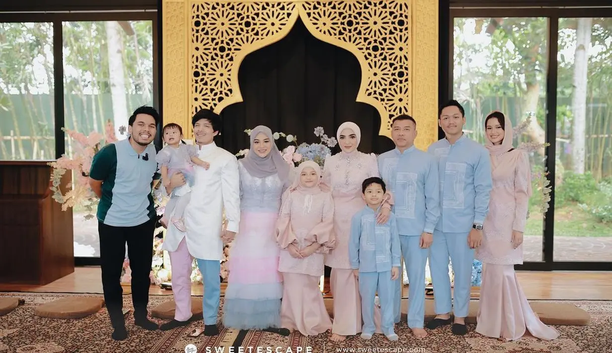 Acara pengajian dan gender reval Aurel Hermansyah dihadiri oleh keluarga besar keduanya. Dari acara tersebut, diketahui adik Ameena berjenis kelamin perempuan. [Instagram/ssarah_menzel]
