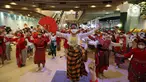 Sejumlah penari dari Yayasan Belantara Budaya Indonesia melakukan flashmob tarian daerah dalam acara bertemakan "Tunjukkan Indonesiamu" di Jakarta, Rabu (17/8/2022). Sebanyak 277 penari berkebaya merah putih menampilkan 17 tarian daerah yang bertujuan untuk memperingati Hari Kemerdekaan ke-77 RI sekaligus sebagai bentuk gerakan dukungan Kebaya Goes to UNESCO. (Liputan6.com/Johan Tallo)