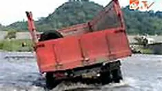 Akibat hujan deras, Gunung Semeru memuntahkan lahar dingin. Arus lahar yang kuat menyebabkan sebuah truk pengangkut pasir terseret hingga beberapa meter.