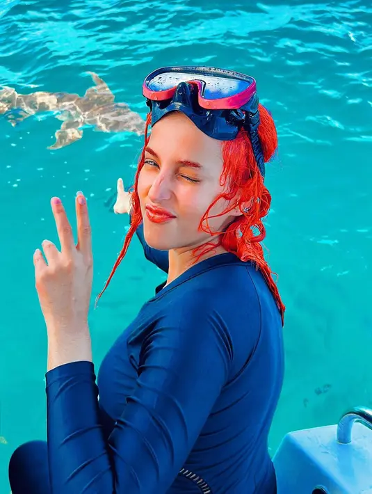 Pertama kalinya berenang di laut, potret Tasya Farasya dengan rambut merahnya yang basah ini banyak menuai sorotan. Banyak netizen menyebut selebgram ini tampil menawan dan membanjiri kolom komentar Instagramnya dengan pujian. (Liputan6.com/IG/@tasyafarasya)
