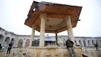 Seorang anggota pasukan Presiden Suriah Bashar al-Assad berdiri di salah satu bangunan yang berada di kompleks Masjid Umayyad, Aleppo di Suriah, 13 Desember 2016. Masjid ini menjadi salah satu masjid tertua di dunia. (REUTERS/Omar Sanadiki)