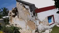 Tembok gereja Sta Maria de Mayan yang rusak setelah gempa kembar berkekuatan magnitudo 5,4 dan 5,9 di Itbayat on Pulau Batanes, Filipina (27/7/2019). Delapan orang tewas dan belasan lainnya cedera akibat gempa kembar tersebut. (AFP Photo/Dominic De Sagon Asa)