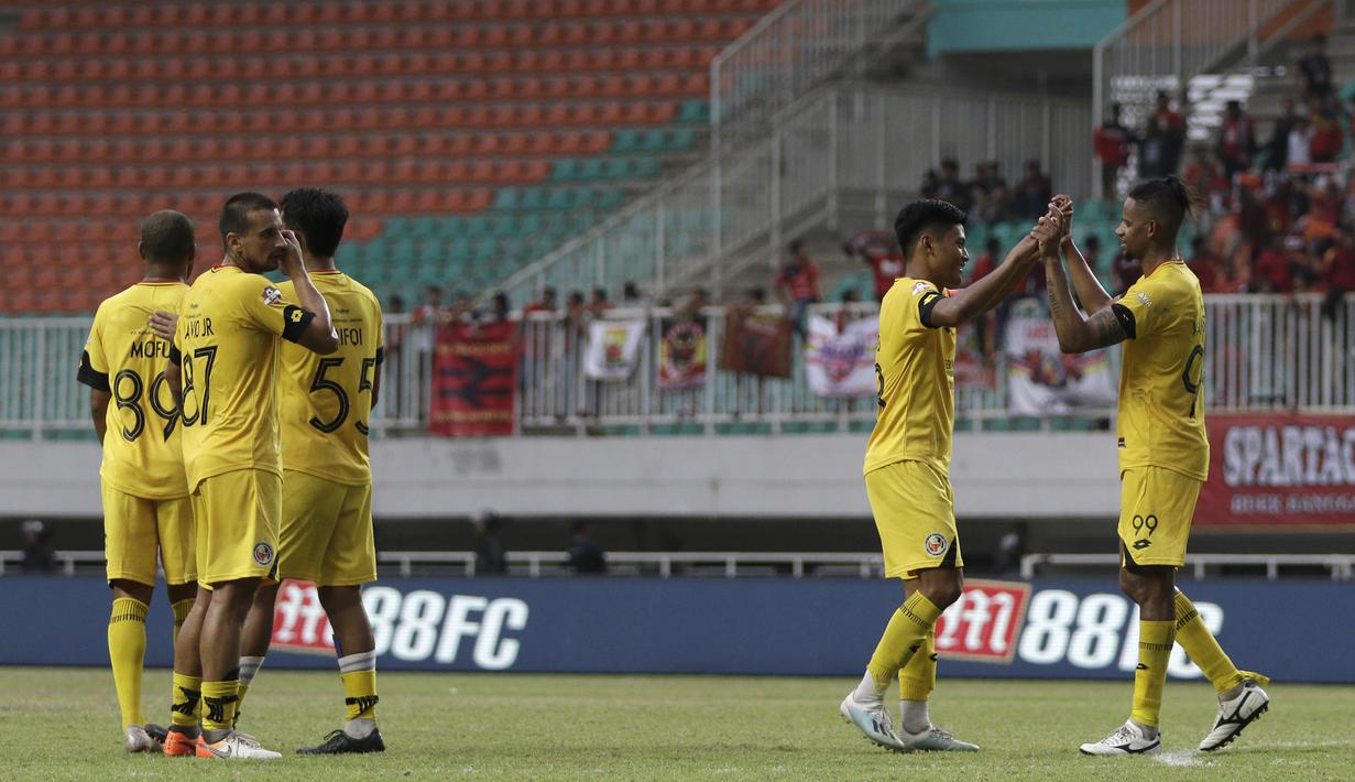 Pemain Semen Padang usai pertandingan menghadapi Tira Persikabo pada laga Shopee Liga 1 di Pakansari, Bogor, Jumat (27/9). Tira Persikabo bermain imbang 1-1 atas Semen Padang. (Bola.com/Yoppy Renato)