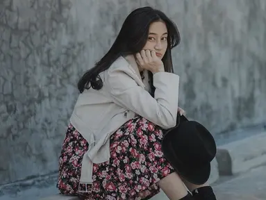 Penyanyi asal Malang ini memang sering kali tampil santai, namun tetap anggun. Menggunakan pakaian dengan corak bunga berwarna merah, dan jaket berwarna krem membuatnya terlihat menawan. Rambutnya yang lurus melengkapi penampilan anggunnya. (Liputan6.com/IG/@keisyalevronka)
