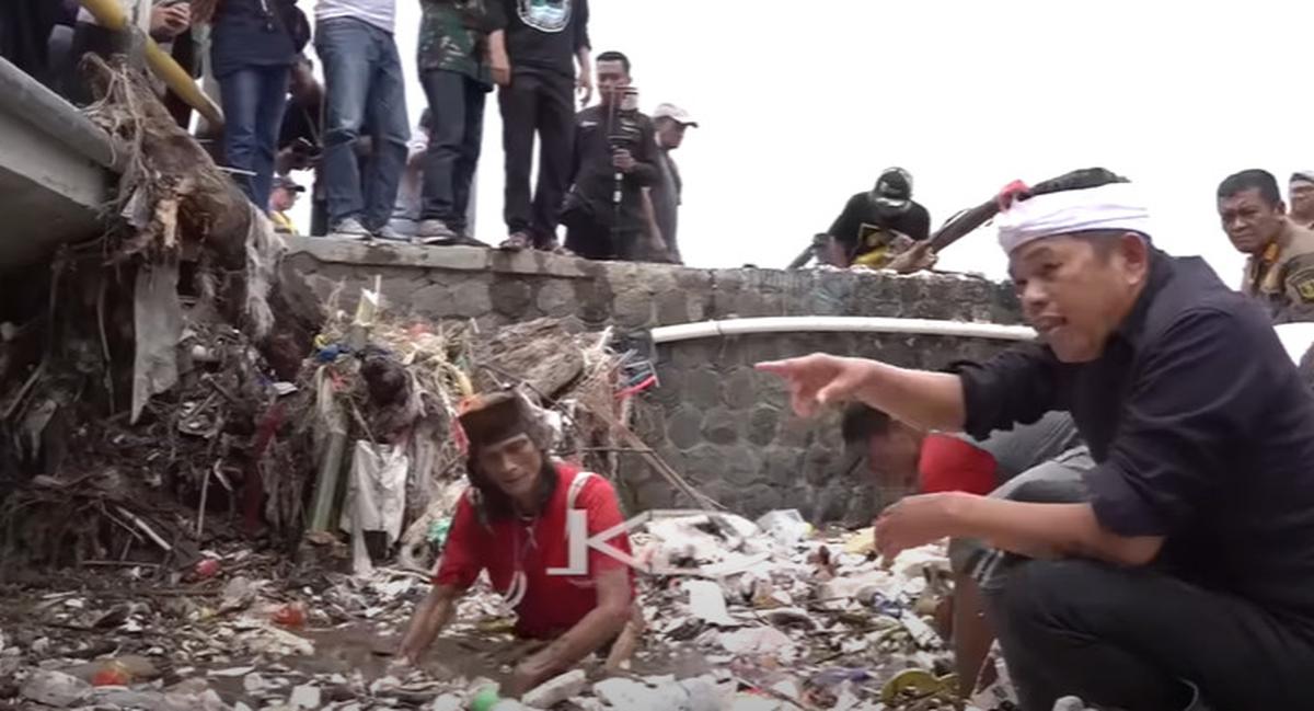 Dedi Mulyadi Nyebur Langsung ke Kali dan Ngamuk Jembatan Minta Dibongkar