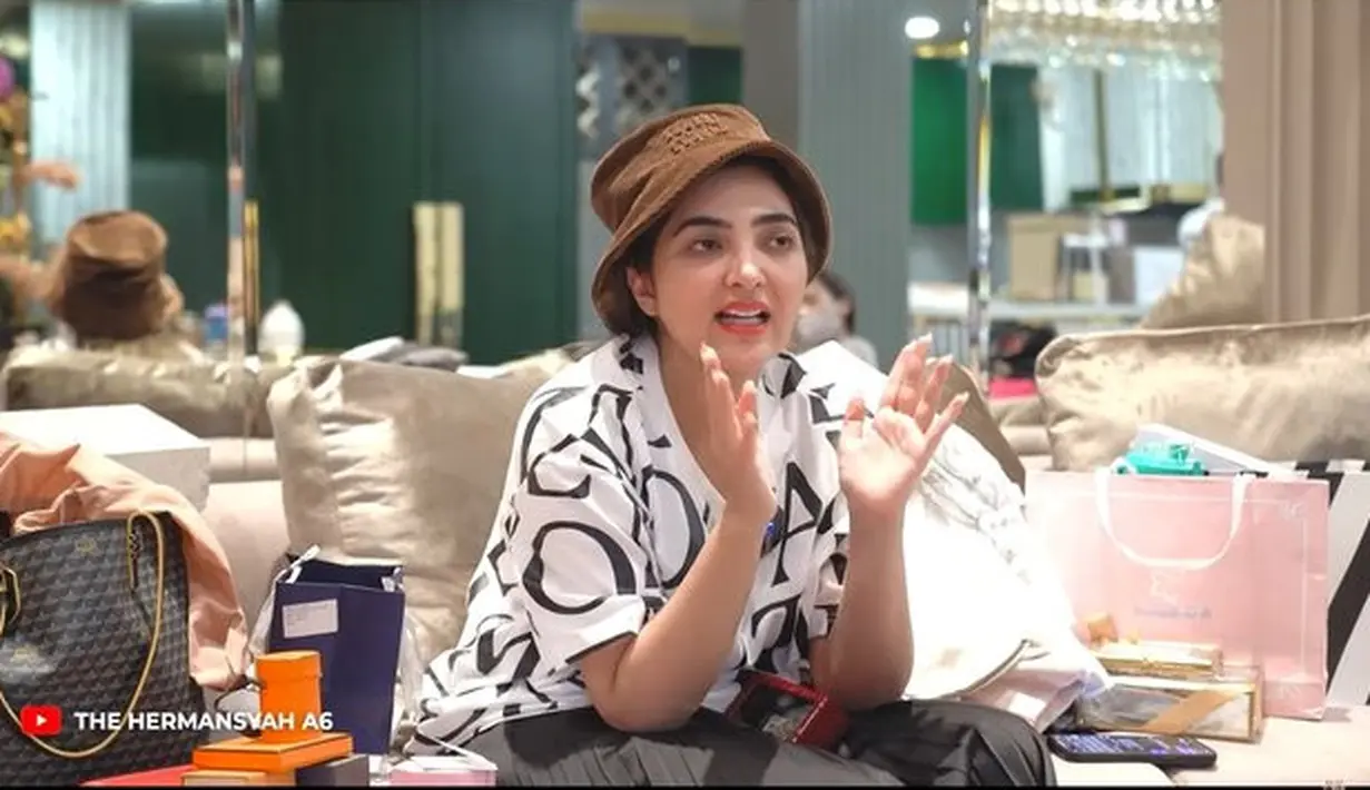 <p>Tidak terasa kini Ashanty sudah berusia 40 tahun. Meskipun demikian, ia tetap terlihat cantik awet muda. [Foto: youtube.com/The Hermansyah A6]</p>