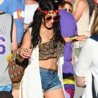 Vanessa Hudgens adalah ratu tak terbantahkan dari kerumunan selebriti Coachella, menjadi ikon gaya boho-chic khas era Tumblr.
Dan meskipun banyak penampilan selanjutnya terbukti ikonik dengan caranya sendiri, atasan bandeau bermotif bunga yang sangat kecil, celana pendek denim, dan atasan panjang hingga lantai adalah salah satu yang benar-benar meletakkan dasar gaya tersebut. [Foto: Instagram/ Coachella.dok]