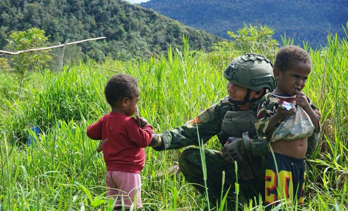 FOTO: Satgas Marinir TNI AL Gelar Patroli Humanis di Paniai Papua Tengah