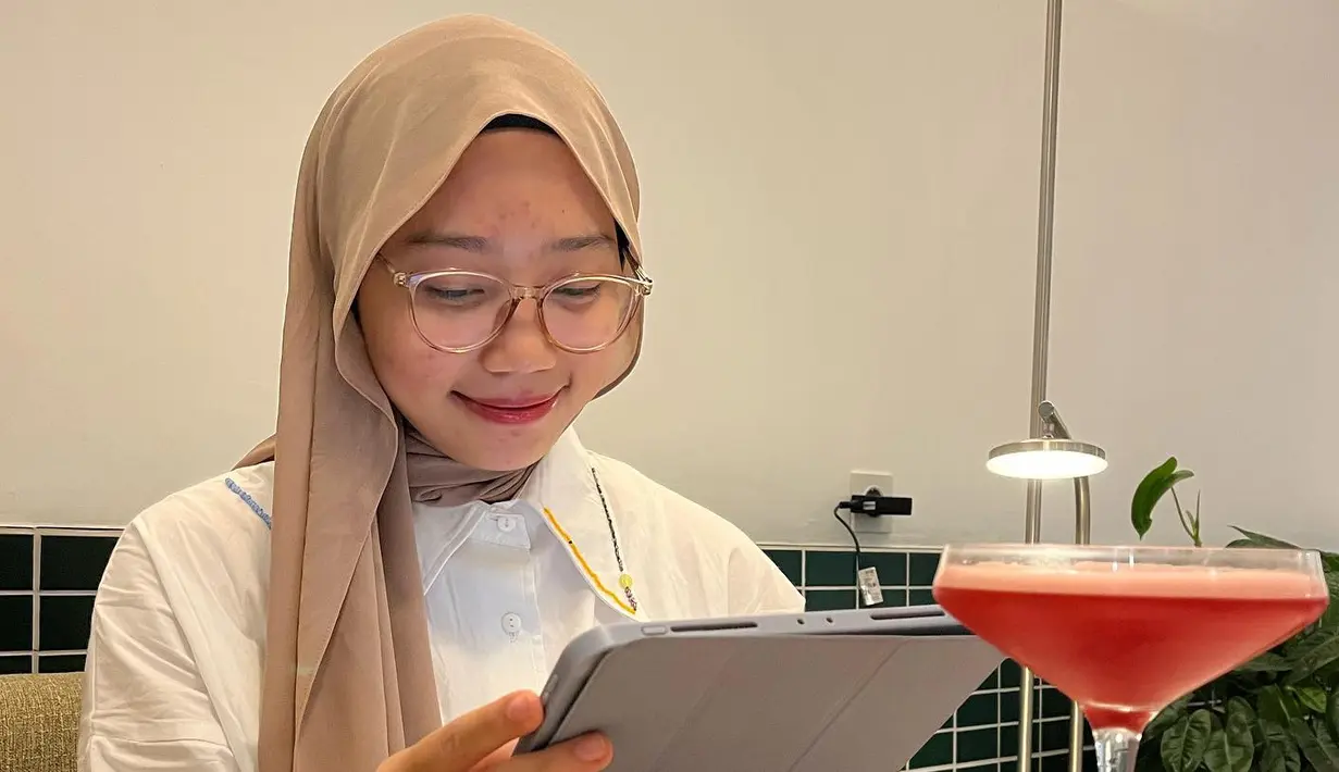 <p>Zara tampak melihat layar iPadnya sembari tersenyum. Sementara di mejanya tersaji makanan dan minum lezat. (Foto: Instagram/ camilliazr)</p>