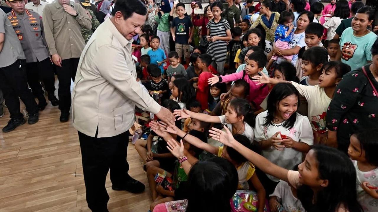 Prabowo tinjau pengungsian korban banjir sumatera