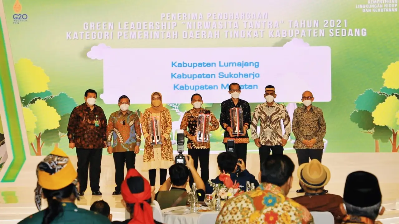 Buapti Lumajang Thoriqul Haq (Tengah0 menerima penghargaan Nirwasita Tantra  untuk yang ke empat kalinya (Istimewa)