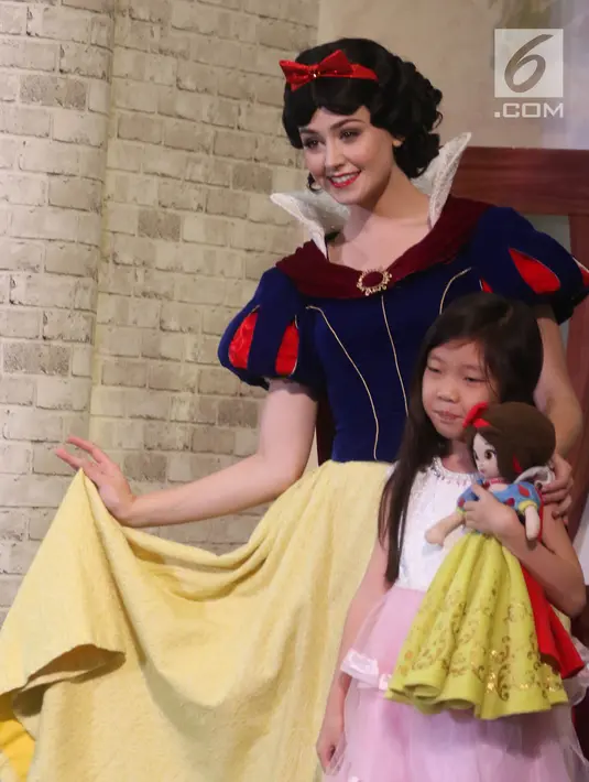 Karakter Disney Princess, Putri Salju atau Snow White foto bersama anak-anak saat tampil dalam "Dream Big, Princess" di Lippo Mall Puri, Jakarta, Kamis (5/7). (Liputan6.com/Arya Manggala)