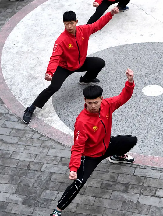 Para murid berlatih Taichi atau Taijiquan di sebuah sekolah seni bela diri tradisional di Chenjiagou, Kota Jiaozuo, Provinsi Henan, China pada 14 Desember 2020. UNESCO pada Kamis (17/12) memasukkan Taichi China ke dalam Daftar Representatif Warisan Budaya Takbenda Kemanusiaan. (Xinhua/Li An)