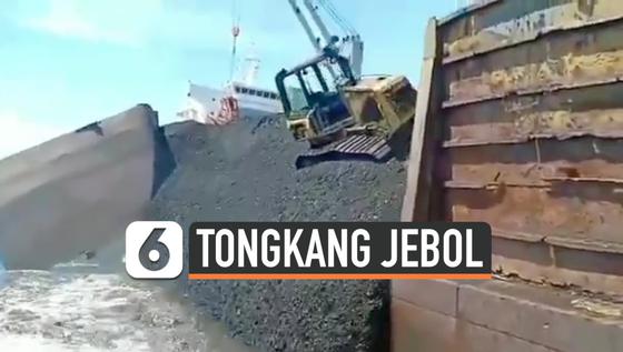 VIDEO: Detik-Detik Kapal Tongkang Jebol di Tengah Laut Kaltim
