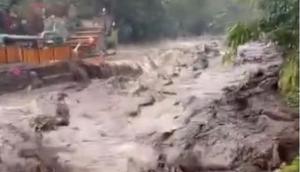 Banjir bandang yang menerjang kawasan Objek Wisata Air Panas Guci, Kabupaten Tegal, Jawa Tengah, Sabtu (20/12/2025). (Foto: Tangkapan layar dari video BNPB).