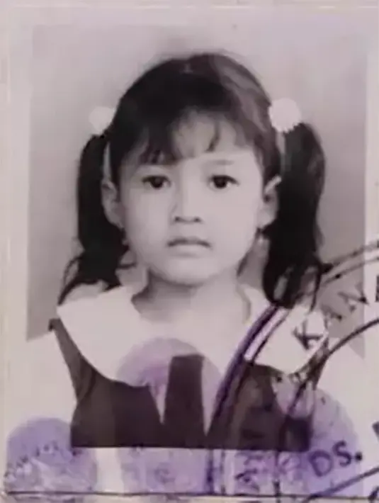 Potret berikut penyanyi dangdut yang tak asing lagi. Ini potret Nella Kharisma saat masih kecil. Paras cantik dengan rambut kuncir dua saat membuat pas foto. Instagram/@nellakharisma