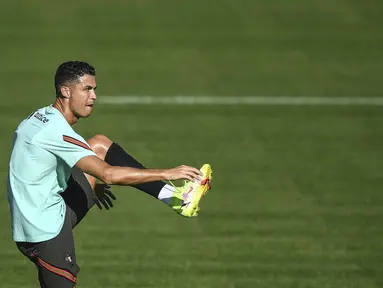 Penyerang Timnas Portugal Cristiano Ronaldo menghadiri sesi latihan kualifikasi Piala Dunia 2022 zona Eropa melawan Irlandia di Cidade do Futebol, pinggiran Lisbon, Senin (30/8/2021). Portugal akan menjamu Irlandia di Estadio Algarve pada Kamis, 2 September 2021. (PATRICIA DE MELO MOREIRA/AFP)