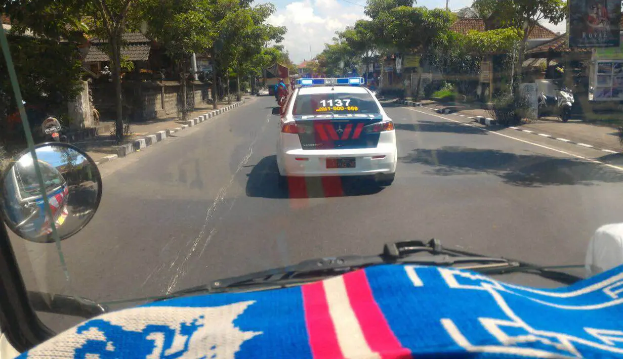 Truk pengangkut bendera merah putih raksasa bertajuk One Soul One Nation dan Aremania mendapat pengawalan polisi Polda Bali menuju ke Gianyar. (Bola.com/Aremania)