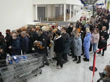 Orang-orang menunggu dalam antrean untuk memasuki toko IKEA di pinggiran St. Petersburg, Rusia, Kamis (3/3/2022). Peritel IKEA menghentikan operasional di "Negeri Beruang Merah" dan Belarusia untuk sementara waktu mulai Jumat, 4 Maret 2022 buntut dari invasi Rusia ke Ukraina. (AP Photo)