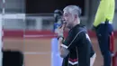 Pelatih Timnas Voli Putra Indonesia, Jeff Jiang Jie, mengamati permainan anak asuhnya saat melawan Filipina pada leg kedua SEA V League 2025  di GOR Internasional Velodrome Rawamangun, Jakarta Timur, Rabu (16/7/2025). (Bola.com/Abdul Aziz)