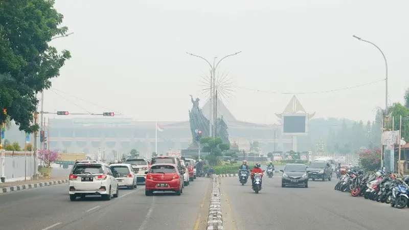 Suasana Kota Pekanbaru ketika diselimuti kabut asap hasil kebakaran lahan pada tahun lalu.