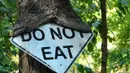 Potret ini cukup unik dengan pohon yang memakan rambu lalu lintas bertuliskan "Do Not Eat". Sering disangka editan photoshop, foto in sungguh adanya akibat rambu lalu lintas yang menancam di pohon tersebut.