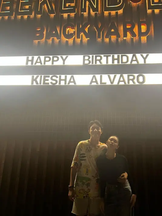 <p>Tampak beberapa sahabat ikut memeriahkan acara kejutan untuk Kiesha. Salah satu yang mencuri perhatian netizen adalah kehadiran Zara Leola, yang tak lain anak Enda Ungu yang kerap dijodoh-jodohkan oleh netizen. [Instagram/kiesha.alvaro]</p>